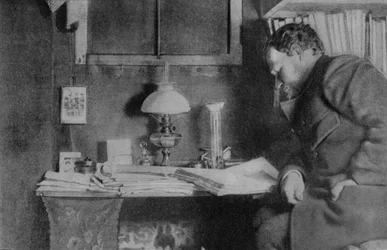 Otto Nordenskjöld przy swoim biurku, Snow Hill, Antarktyda, 1901-03