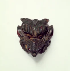 Malowany netsuke z bukszpanu, wyrzeźbiony jako model maski Gagaku, XIX w.