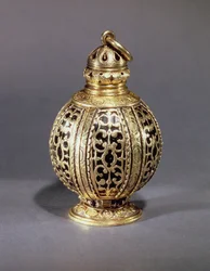 Pomander, zdobiony cyzelowaną ornamentyką wiciową otaczającą czarną emalię, srebro złocone, prawdopodobnie angielski, ok. 1580