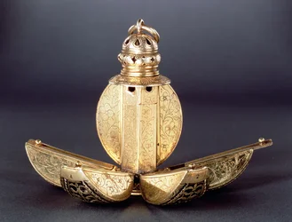 Pomander z czterema otwartymi przegródkami do przechowywania perfum lub innych substancji aromatycznych, srebro złocone, prawdopodobnie angielski, około 1580