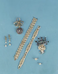 Wybór biżuterii Art Deco: bransoletki z ogniw; zegarek z szafirem i diamentem; pierścionki do pasjansa; kaboszon szafirowa broszka w sprayu (diament)