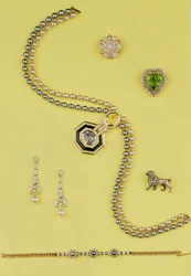 Wybór biżuterii: Naszyjnik z pereł hodowlanych w stylu Art Deco z żółtymi i niebieskimi szafirami; kolczyki z diamentami i perłami; broszka w kształcie gwiazdy z opalem i różem z brylantami; broszka z pudelkiem w kolorze różowego diamentu
