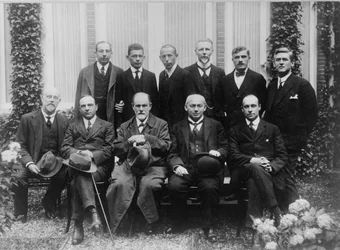 Sigmund Freud z kolegami na kongresie psychoanalitycznym w Hadze, 1920