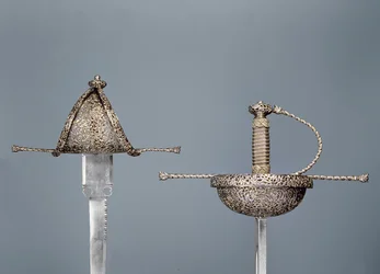 Miecze: rapier z rękojeścią w kształcie kubka z rzeźbionej stali; leworęczny sztylet sygnowany „Antonio Cilenta de Neapoli fecit, oba XVII w.”
