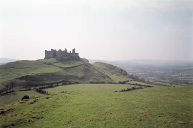 Widok zamku Carreg Cennen, Południowa Walia, zbudowany ok. 1350