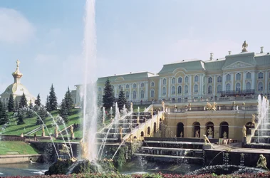 Widok z tarasów na Pałac Peterhof nad Fontanną Samsona