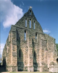 Widok na ruiny dormitorium mnichów (dorter) w opactwie Battle, East Sussex