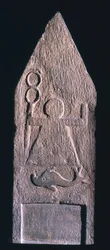 00357 Stela wotywna przedstawiająca Tanit, boginię Kartaginy, trzymającą kaduceusza z delfinem i napisem poniżej, Fenicjanin, z Tophet El-Horfa, Algieria, II-I w. p.n.e. (wapień)