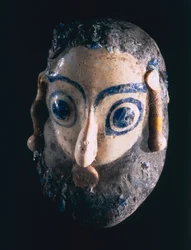 00367 Zawieszka z brodą, Kartagina, Tunezja, Fenicjan, IV-III w. p.n.e. (szkło piaskowe)