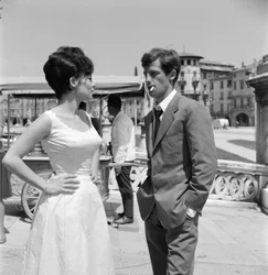 ABANO TERME (WŁOCHY): NAKRĘCANIE DO FILMU „”ZDRAWACZE””: AKTOR JEAN-PAUL (JEAN PAUL) BELMONDO I AKTORKA PASCALE PETIT - 1960