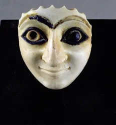 Głowa figury ze świątyni Nini-zaza, Mari, 2600 pne (alabaster i lapis lazuli)