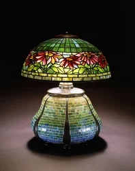 Lampa stołowa ze szkła ołowiowego "Poinsecja", ok. 1900 r. 1902-1932
