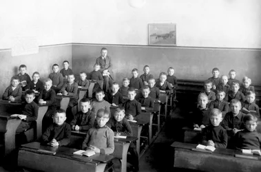 Klasa chłopięca, uczniowie w mundurkach.