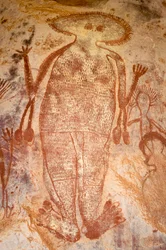 Aborygeńskie malowidło jaskiniowe przedstawiające Wandjina, Mt Elizabeth Station, Kimberley, Australia Zachodnia, ok. 2000 r. p.n.e.