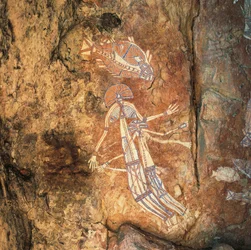 Aborygeńska sztuka naskalna przedstawiająca mityczną kobietę i dziecko w Njambolmi w pobliżu Nourlangie, Arnhem Land, NT, Australia