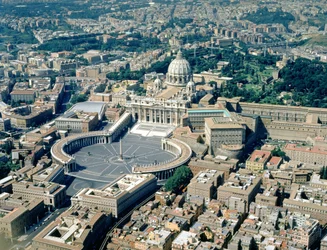 Widok z lotu ptaka na bazylikę krzyża greckiego, Piazza San Pietro i okolice Watykanu (zdjęcie)