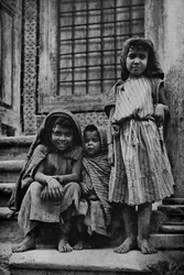 Afryka. Uliczni żebracy Arabowie przed meczetem w Tunisie. 1920