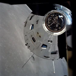 Moduły dowodzenia/obsługi Apollo 17 sfotografowane z modułu księżycowego na orbicie