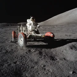 Astronauta Eugene Cernan prowadzi Lunar Roving Vehicle podczas pierwszego EVA