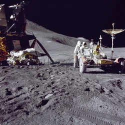 Astronauta James Irwin ładuje Lunar Roving Vehicle na lądowisku Hadley-Apennine