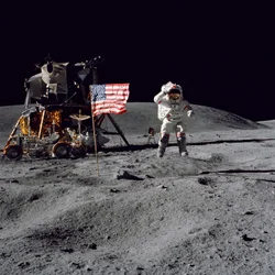 Astronauta John W. Young pozdrawia flagę Stanów Zjednoczonych podczas misji Apollo 16