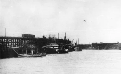 Blyth Harbour, pokazujący liczbę collierów leżących obok Blyth Staiths z uruchomieniem Komisji Portowej na pierwszym planie