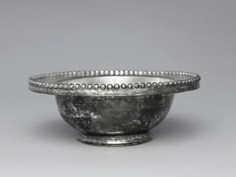 Misa z koralikowym brzegiem, 300-500
