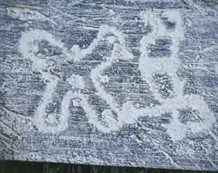 Róża kamańska, kopia rytów naskalnych z doliny Valcamonica, rysunek węglem, technika frotażu