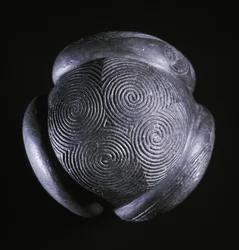 Rzeźbiona kula z Glass Hill, Towie, Aberdeenshire, neolit, ok. 3000 rpne