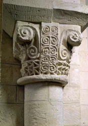 Rzeźbiona kolumna ozdobiona pastorałami i spiralami (zdjęcie)
