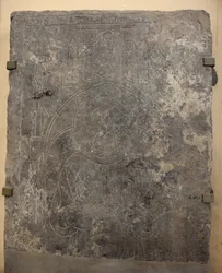 Kolekcja katedralna. Fragment kamiennej płyty. Płaskorzeźba. Urzędnik kościelny. Kościół pochodzenia (Saint-Quentin of Tournai. Koniec XIII wieku. Szczegół.