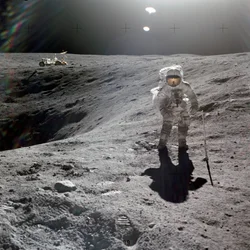 Charles M. Duke, Jr., pilot modułu księżycowego misji Apollo 16, zbierający próbki księżycowe na krawędzi krateru Plum, kwiecień 1972 (zdjęcie)