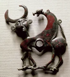 Kawałek policzkowy wędzidła konia w postaci bestii z ludzką głową, Luristan, zachodni Iran, ok. 800-700 pne (brąz)