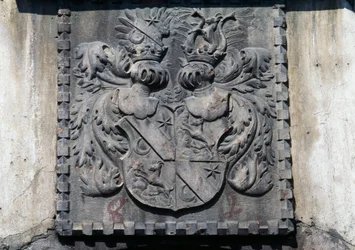 Herb na drewnianych drzwiach domu w Lavis, Trento, Trentino-Alto Adige, Włochy