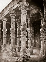 Kolumnada meczetu Quwwat-ul-Islam w kompleksie Qutb Minar, Delhi