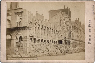Commune de Paris: widok ruin Ministerstwa Finansów w Paryżu w maju 1871 r. Fot. J.R. Dim. 16,3X10,8 cm
