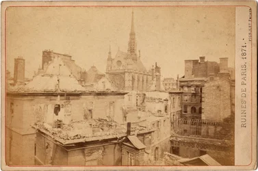 Gmina Paryska: widok na ruiny Palais de Justice i Sainte Chapelle w Paryżu w maju 1871. Zdjęcie braci Pignolet. Ciemny. 16,3X10,8 cm