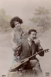 Para z kwiatami i hiszpańską gitarą, Francja, ok. 1910 r. (pocztówka)