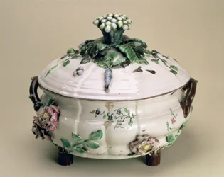 Waza nakryta, ozdobiona nanoszonym ornamentem z kwiatów i warzyw, Johan Ludwig Eberhard Ehrenreich (1722-1803), Marieberg, k. XVIII w. (ceramika)