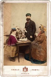Życie codzienne, rodzina zjednoczona wokół stołu z ciastami i kawiarni, Wenecja. XIX wiek Druk na tekturze Wym. 11x16,5 cm