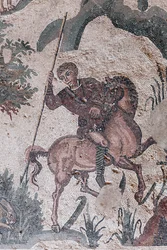 Szczegóły małej mozaiki polowania. Myśliwy ma zamiar dźgnąć zająca. III - IV wiek. Rzymska willa Casale, Sycylia. UNESCO.