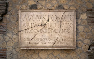 Epigraf na marmurze, kolegium Augustales, stanowisko archeologiczne Herkulanum (lista światowego dziedzictwa UNESCO)