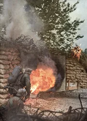 Ogień i śmierć, ufortyfikowany sowiecki obóz eksploduje w płomieniach miotaczy ognia, z magazynu "Signal", nr 14, drugie wydanie z lipca 1942 r. (zdjęcie)