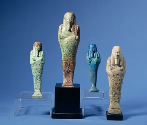 Cztery zielone lub niebieskie glazurowane postacie Shabti, trzy z poziomymi pasami hieroglificznej inskrypcji, egipski, datowane na VII-III wiek p.n.e.