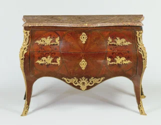 Francuska komoda wężowa z okuciami z pozłacanego brązu i marmurowym blatem, ok. 1740