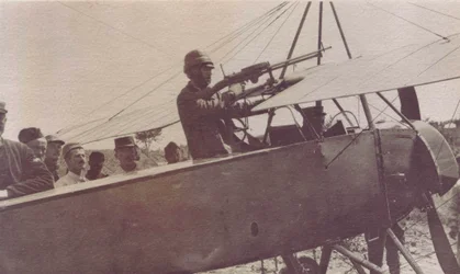 Żołnierze francuscy wokół karabinu maszynowego samolotu - 1915
