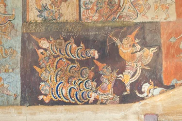 Afrescos adornando as paredes de wat Bo retratando cenas de Reamker, Siem Reap, Camboja (foto)polonês