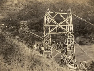Fresno, Kalifornia: 1890. To zdjęcie C.C. Curtisa przedstawia most Smith and Moore nad rzeką Kings River, będący częścią kanału zbudowanego przez Hirama T. Smitha i Austina D. Moore