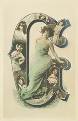 G : fotoportret kobiety siedzącej z długą jasnoniebieską zasłoną