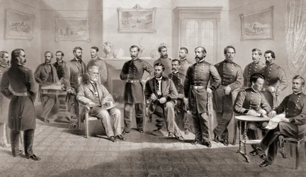 Generał Ulysses S. Grant (siedzi pośrodku po prawej) i generał Robert E. Lee (siedzi pośrodku po lewej) wraz ze swoim personelem w sądzie Appomattox w Wirginii, gdzie generał Lee poddał Armię Północnej Wirginii i tym samym zakończył wojnę secesyjną,